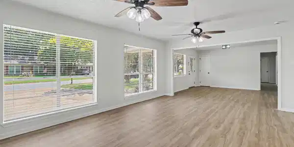 Image 4: Living Room