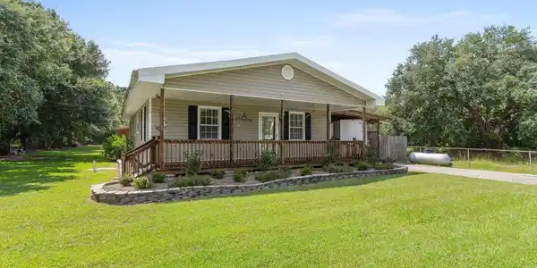8013 Lakeshore Road