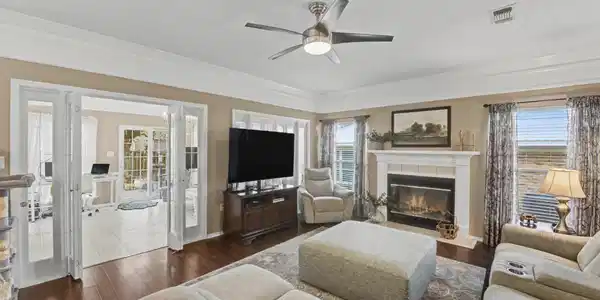 Image 4: Living Room/Pretty Room