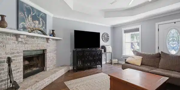 Image 3: 3-web-or-mls-DSC01814_with_tv