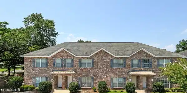 101 Armand Oaks