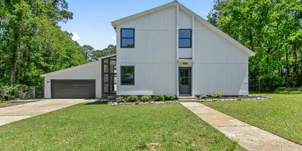 1226 King Henry Drive