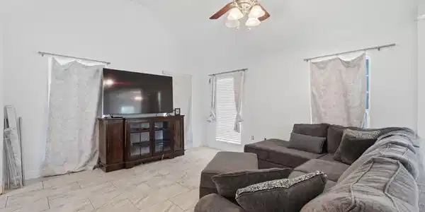 Image 2: 4-web-or-mls-_ELV5529
