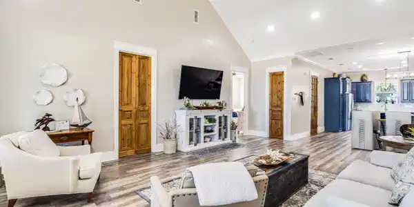 Image 4: living eating area