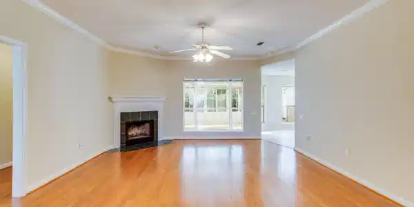 Image 3: Large Living Room