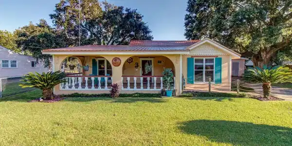 1123 Old Pass Road E
