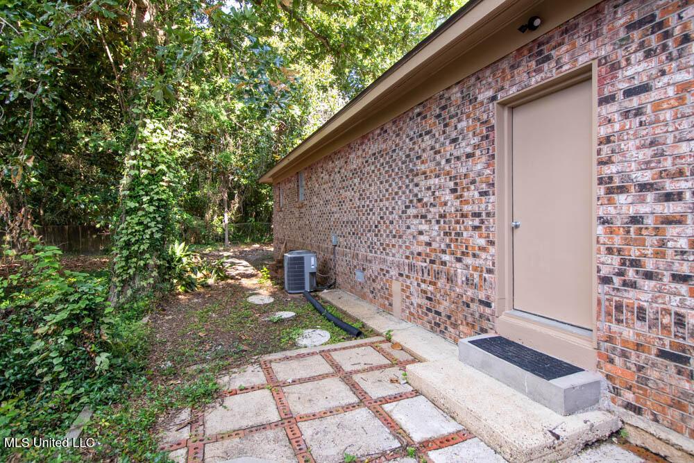 Image 4: Side of house