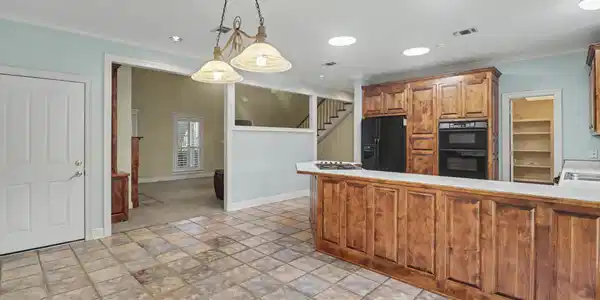 Image 4: Kitchen