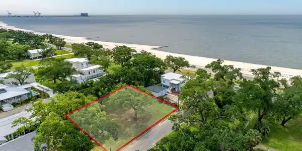 103 Azalea Drive E