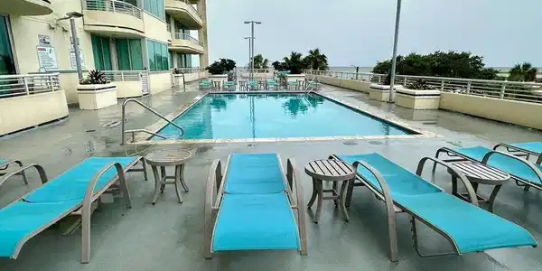 Image 3: 2060 Beach E