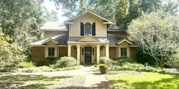 1118 Driftwood Street