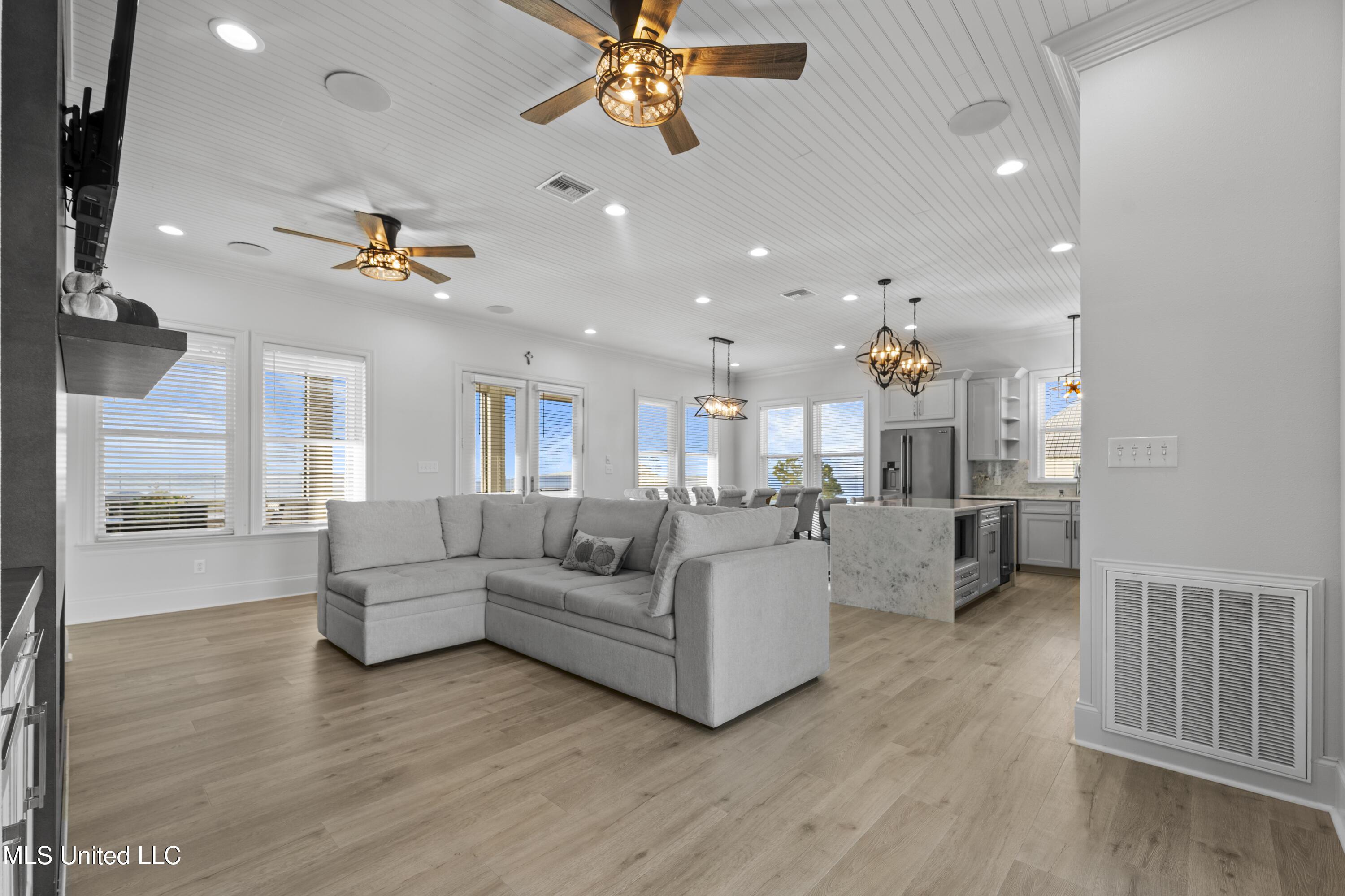 Image 4: Living Room