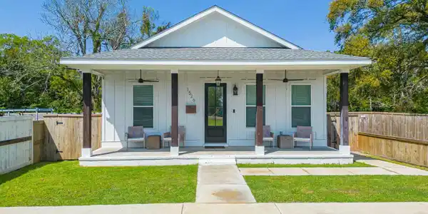 1526 E Railroad Street