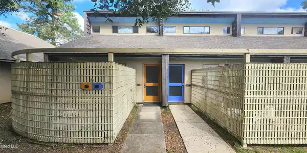 828 Oakleigh Avenue