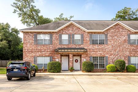 124 Armand Oaks