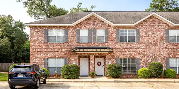 124 Armand Oaks