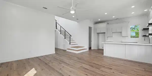 Image 4: 004