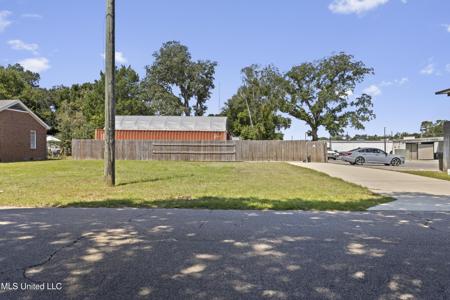 639 Red Oak Drive