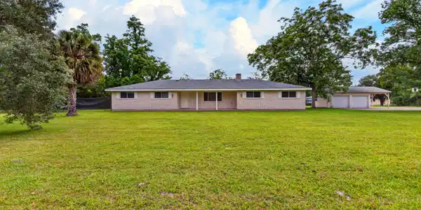 Image 3: 8374LakeshoreRd.-2