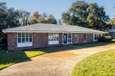 337 Oakridge Circle
