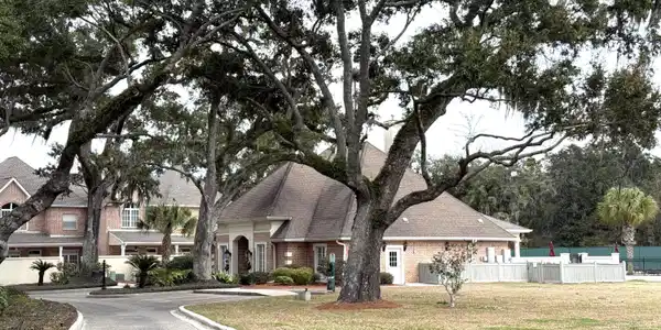 Image 4: Entrance Drive to Clubhouse