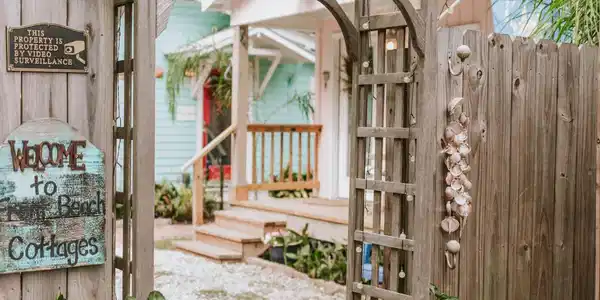 Image 3: Front Beach Cottages Entrance