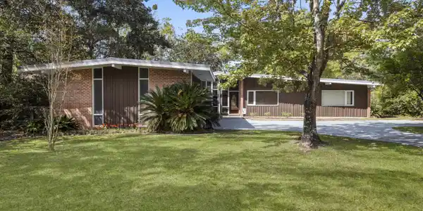 6109 Ridge Road