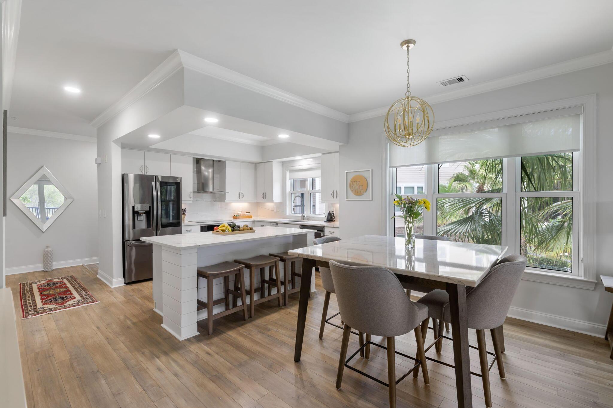 Image 3: Kitchen and dining
