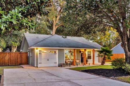 1076 Oakcrest Drive