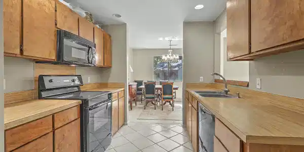 Image 4: kitchen