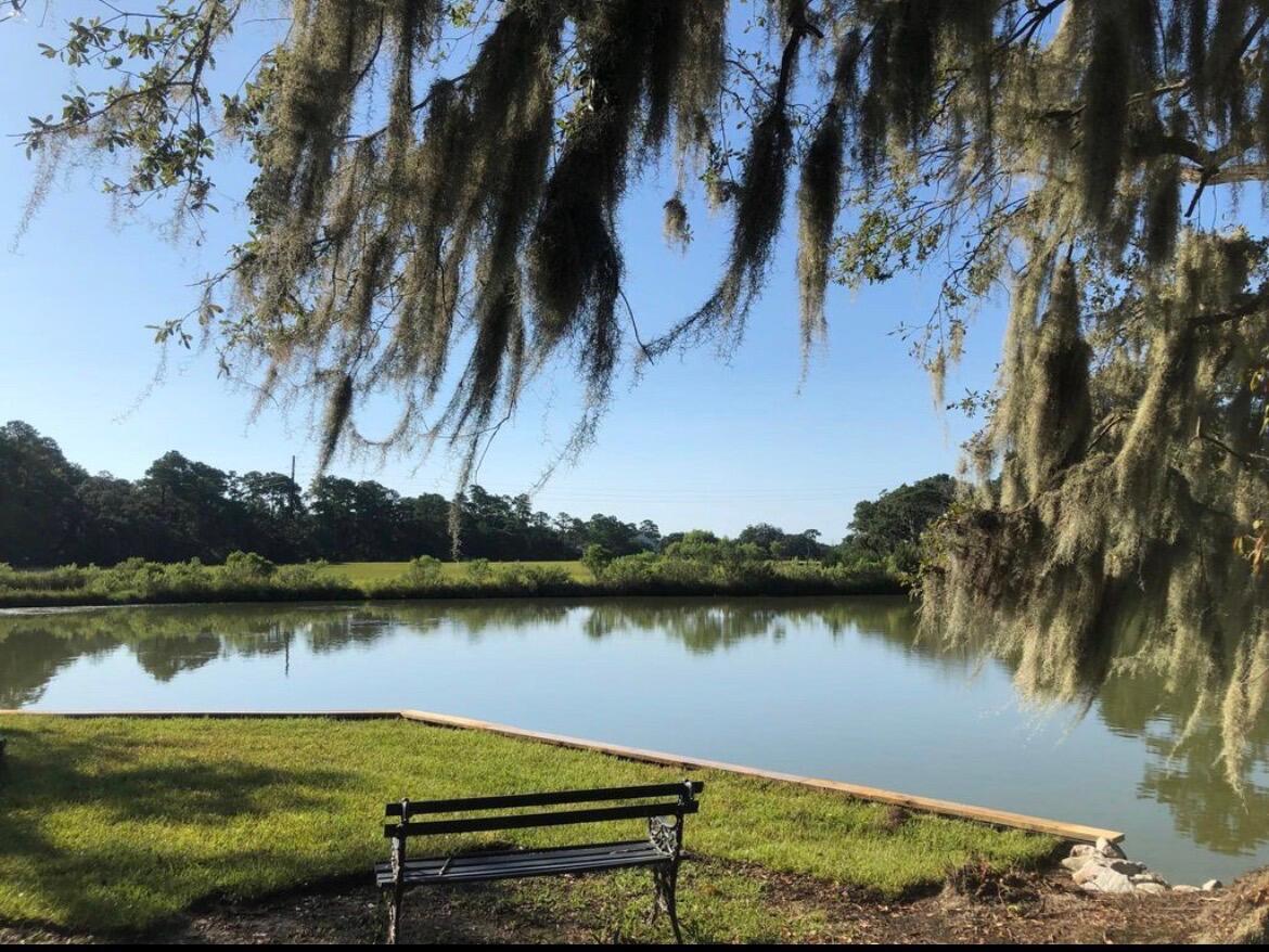 Image 1: Gorgeous Lakefront Lot