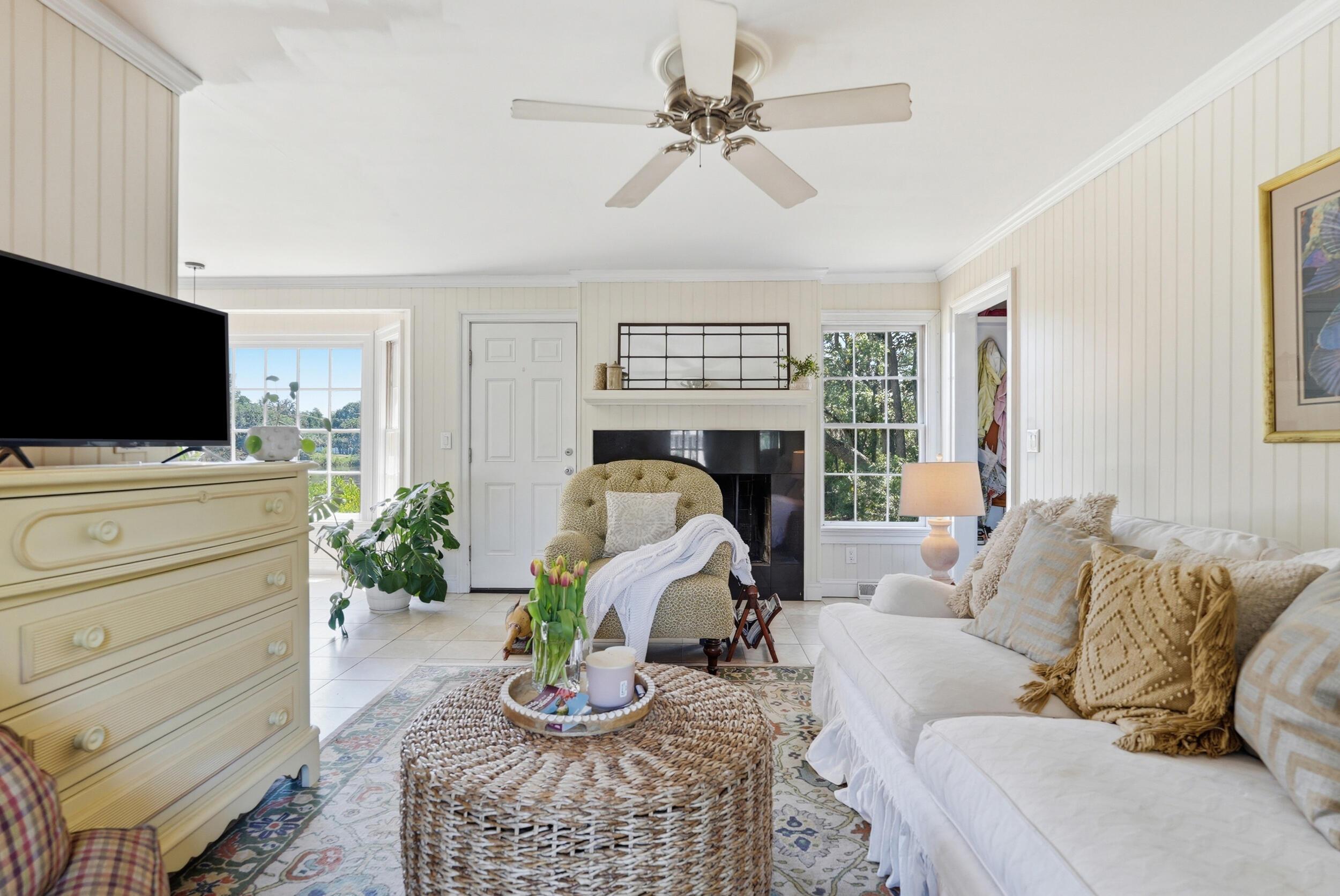Image 3: Living Room