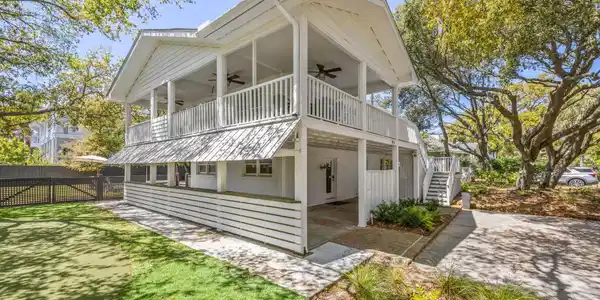 11 44th Avenue