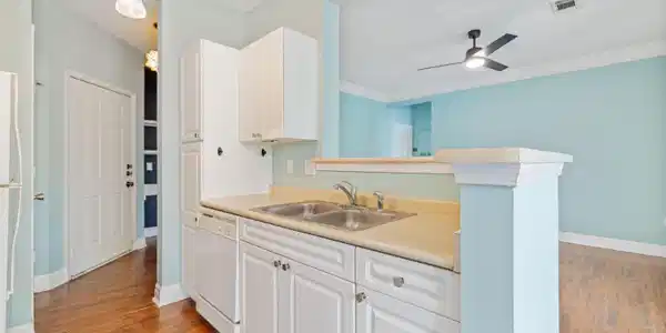 Image 4: Kitchen-2322 Chatelain Way Mt Pleasant