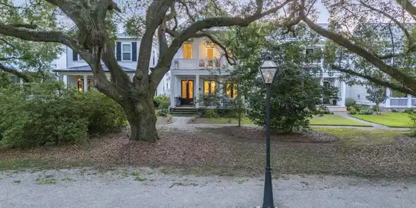 1056 Avenue Of Oaks