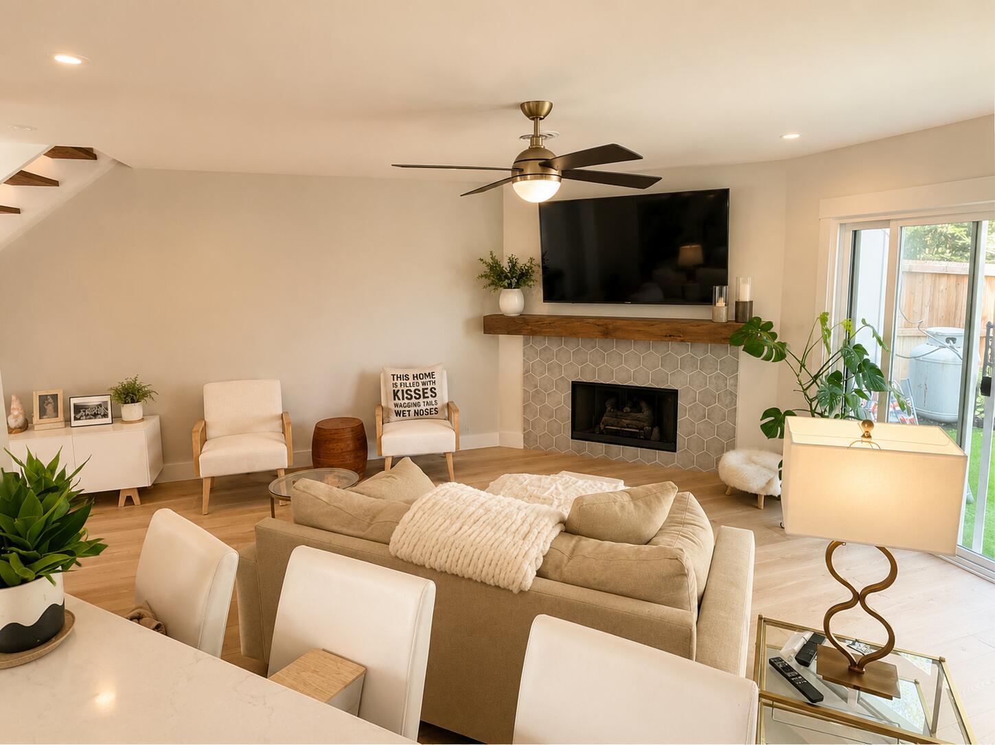 Image 3: Living/Kitchen