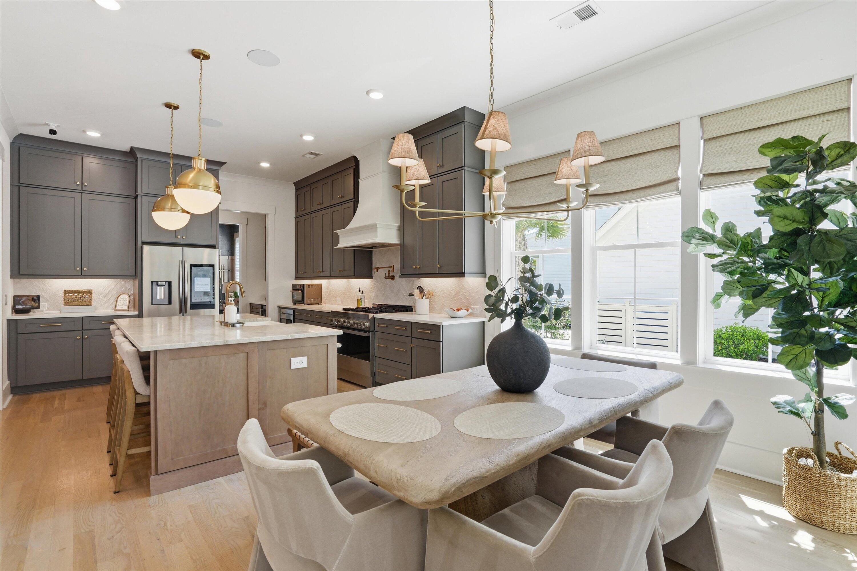 Image 4: Kitchen & Dining Area