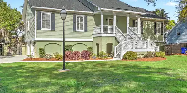 Image 2: Lamp post in yard