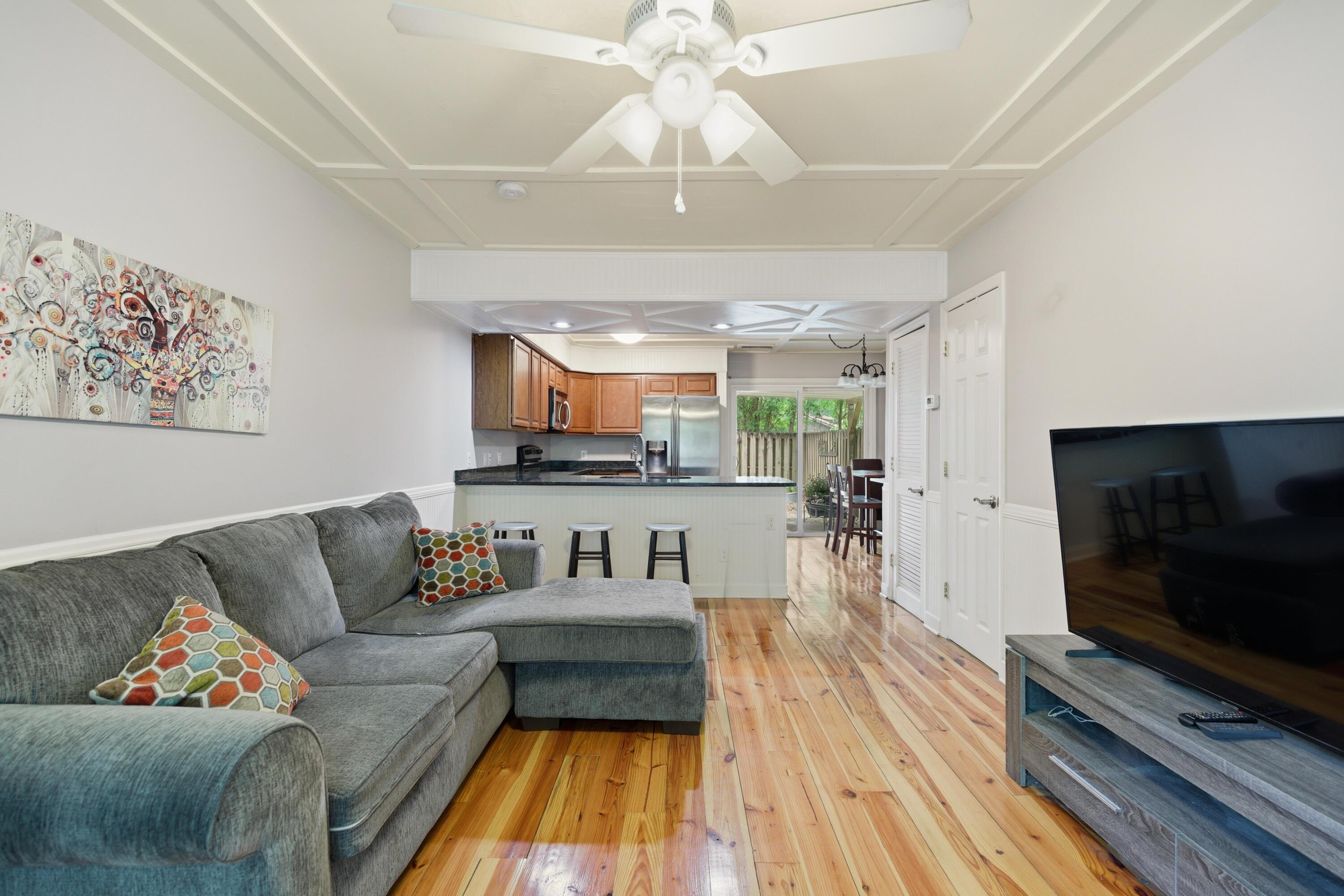 Image 4: Living Room