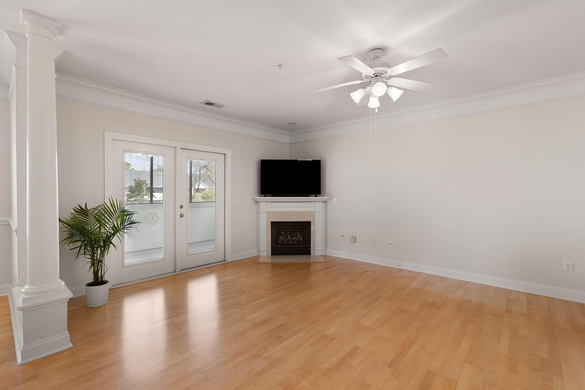 Image 4: 3-web-or-mls-1025 Riverland Woods Pl 818