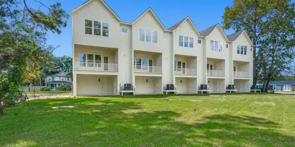 Image 3: Exterior