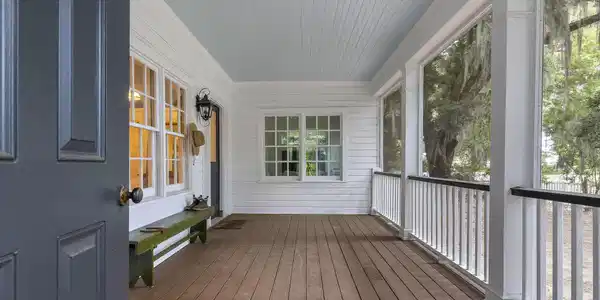 Image 4: Front Sitting Porch