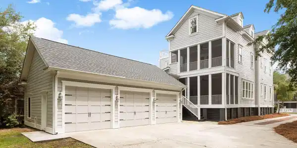 Image 2: Oversized 3 Car Garage
