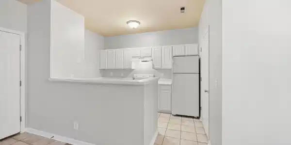 Image 4: Kitchen