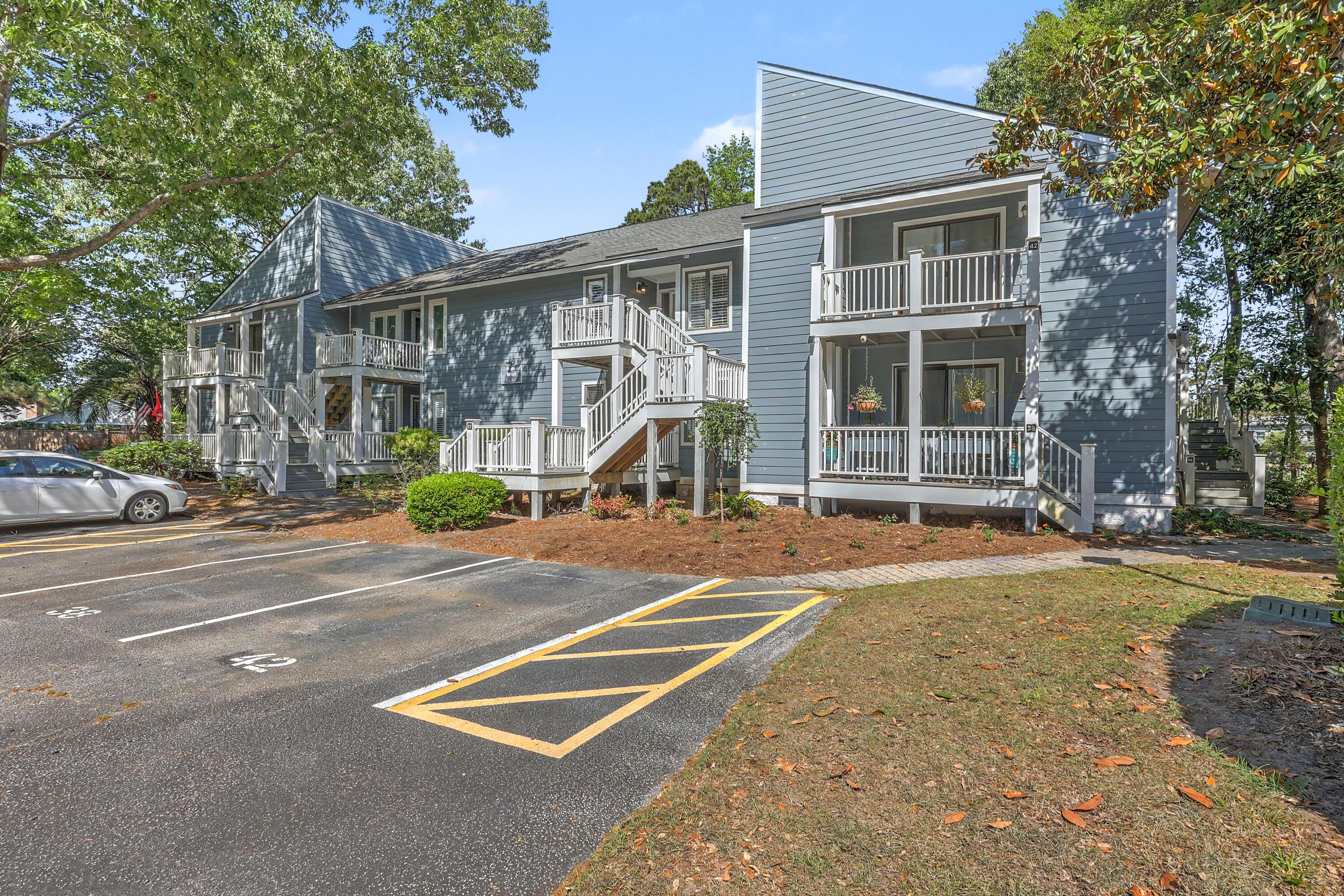 Image 4: Well maintained complex