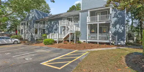 Image 4: Well maintained complex