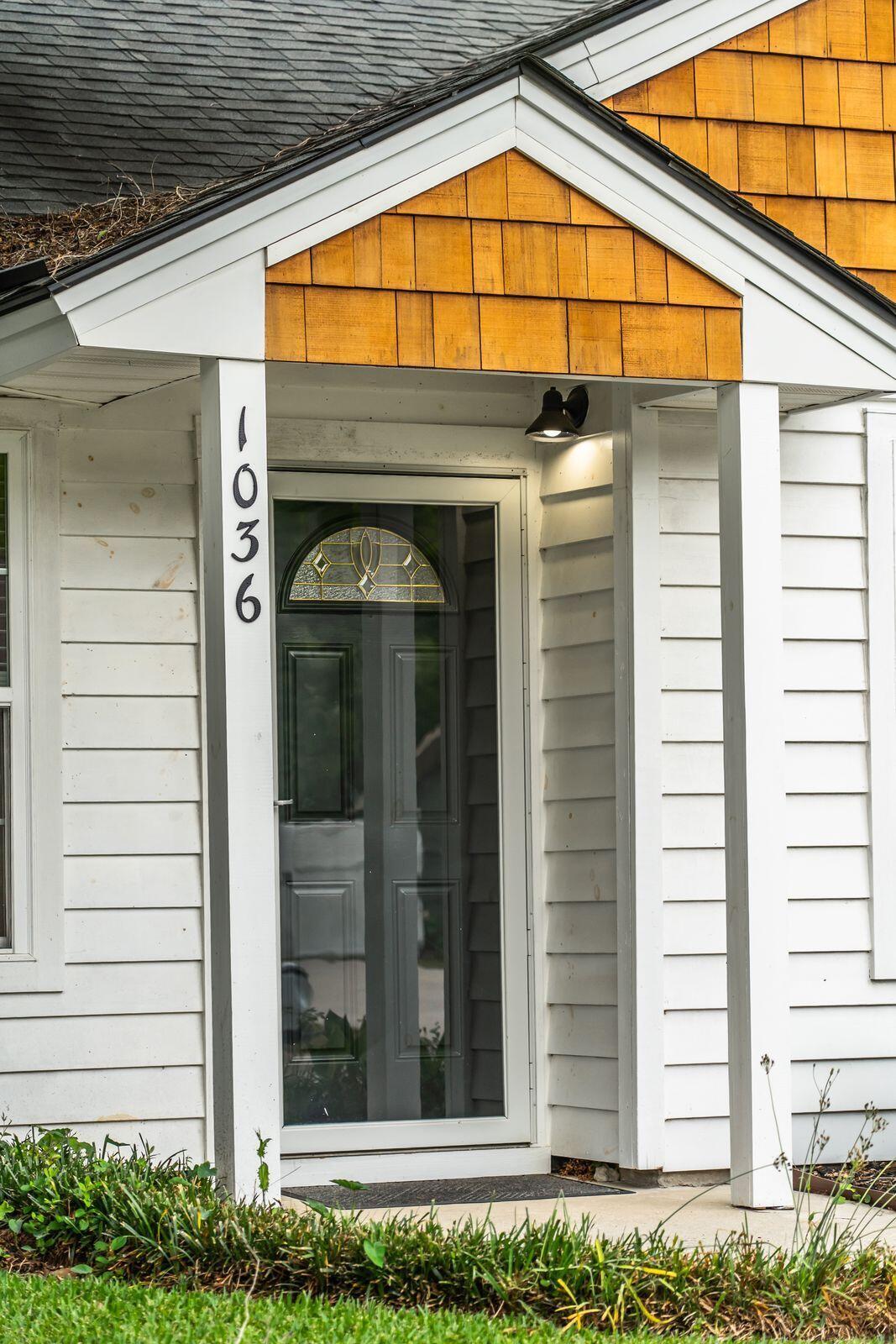 Image 2: 1036OakcrestDr-KeenEyeMarketing-002
