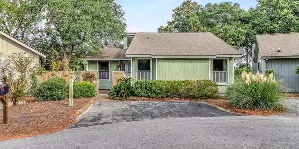 7 Lake Village Ln
