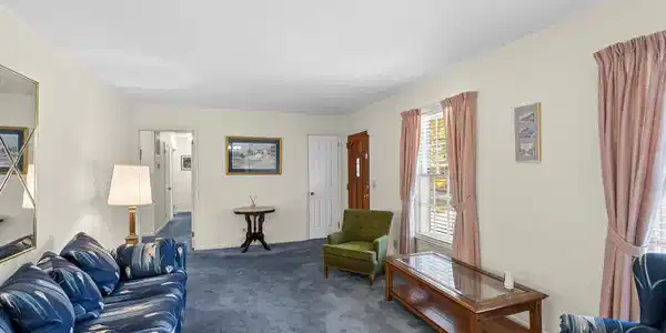 Image 4: Living Room