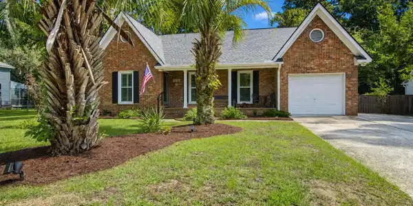 Image 4: Front yard